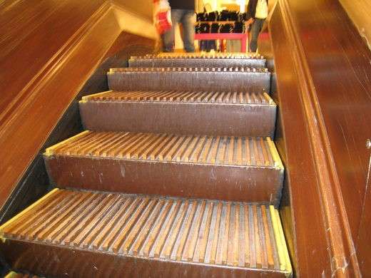 الدرج المُتحرك الكهربائي