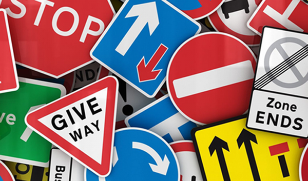 كيفية الاستفادة من اللوحات الإرشادية المتواجدة على الطرق؟