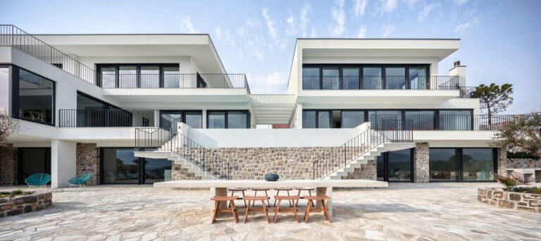 Tourist Villas ”The TWO” / Studio Synthesis & Design