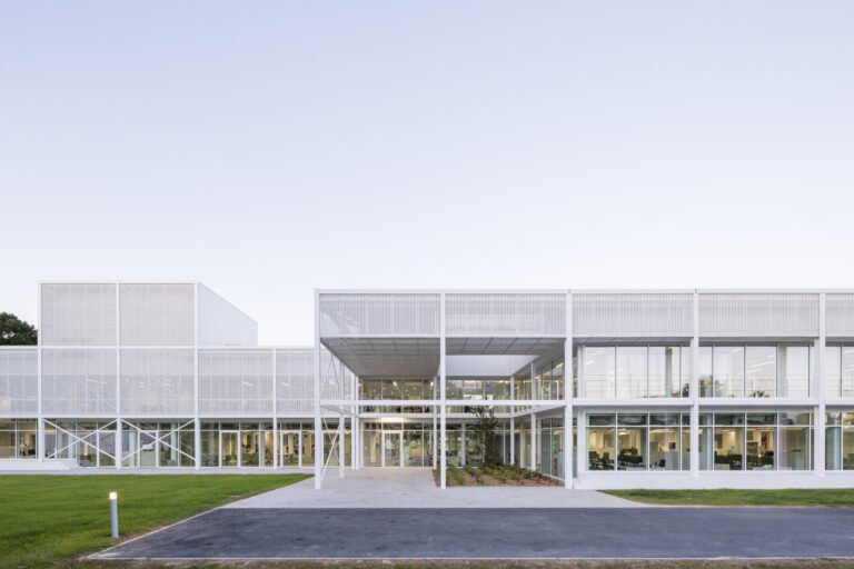 Additi Workplaces  / Kraft Architectes