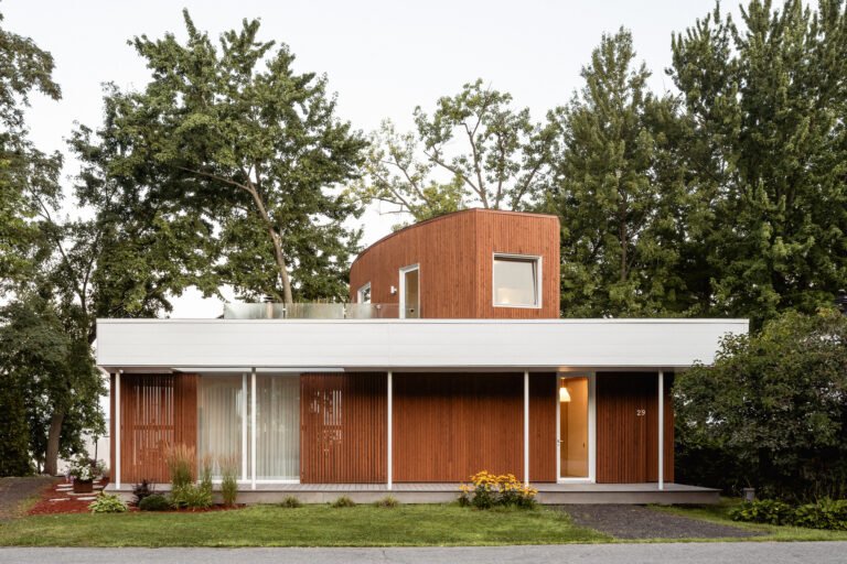 Chalet in Oka / Paul Bernier Architecte