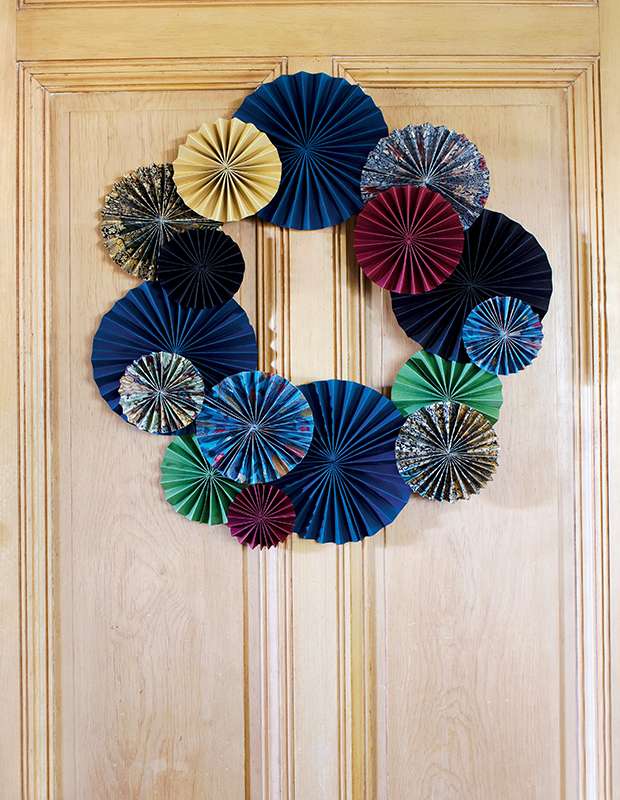 DIY: إكليل كونسرتينا الورقي - المنزل والمنزل
