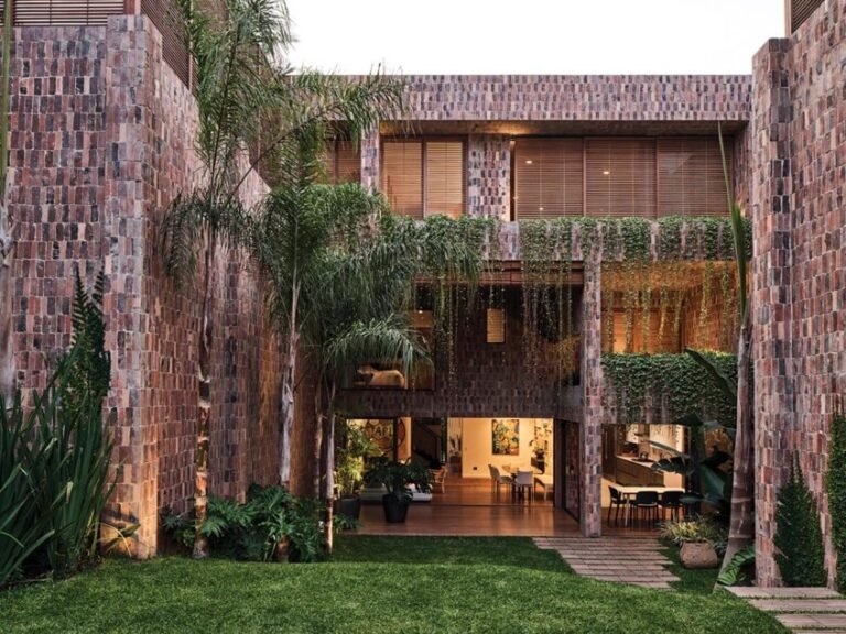 Elongated Garden House in Lima, Peru by 51-1 Arquitectos | 2021-11-08