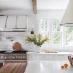 أفضل ألوان طلاء خزانة المطبخ ، وفقًا لـ 18 مصممًا