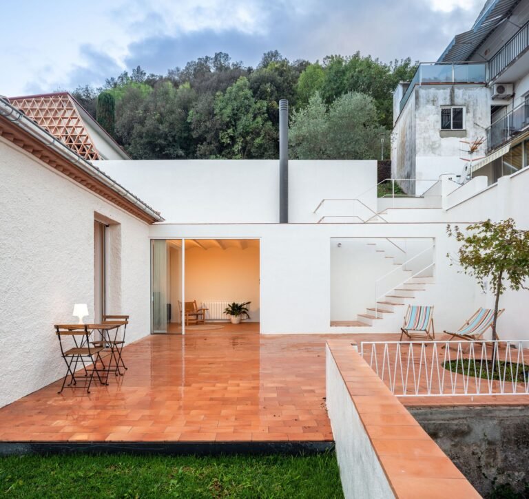 The Grandstand House / Arnau estudi d’arquitectura