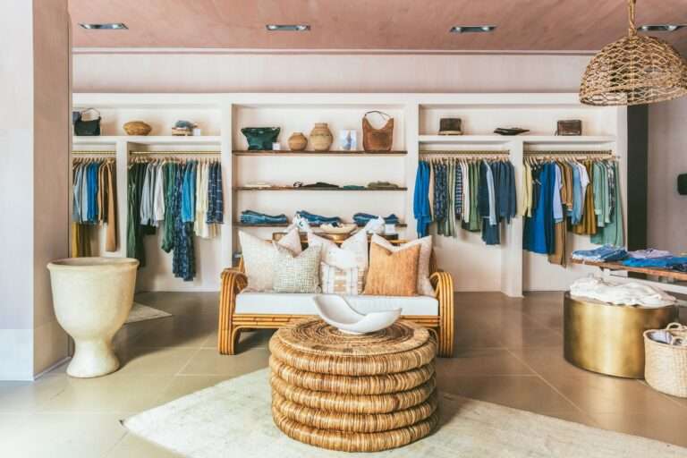 ربما تحتوي الصورة على Furniture Indoors Closet Rug and Room