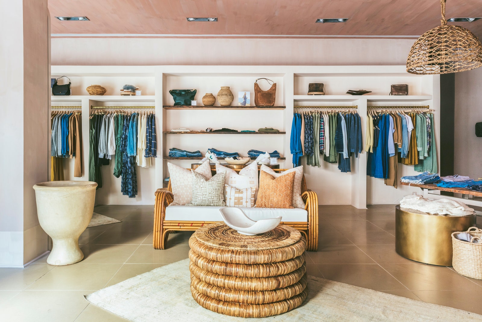 ربما تحتوي الصورة على Furniture Indoors Closet Rug and Room