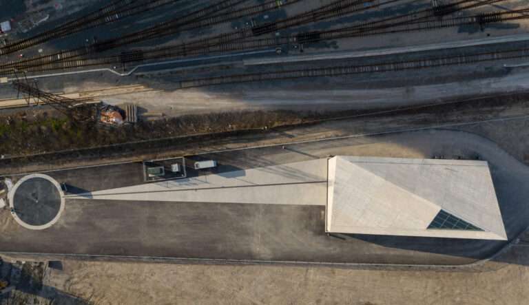 منظر جوي لهندسة خرسانية معقدة على قطعة أرض تابعة للبلدية