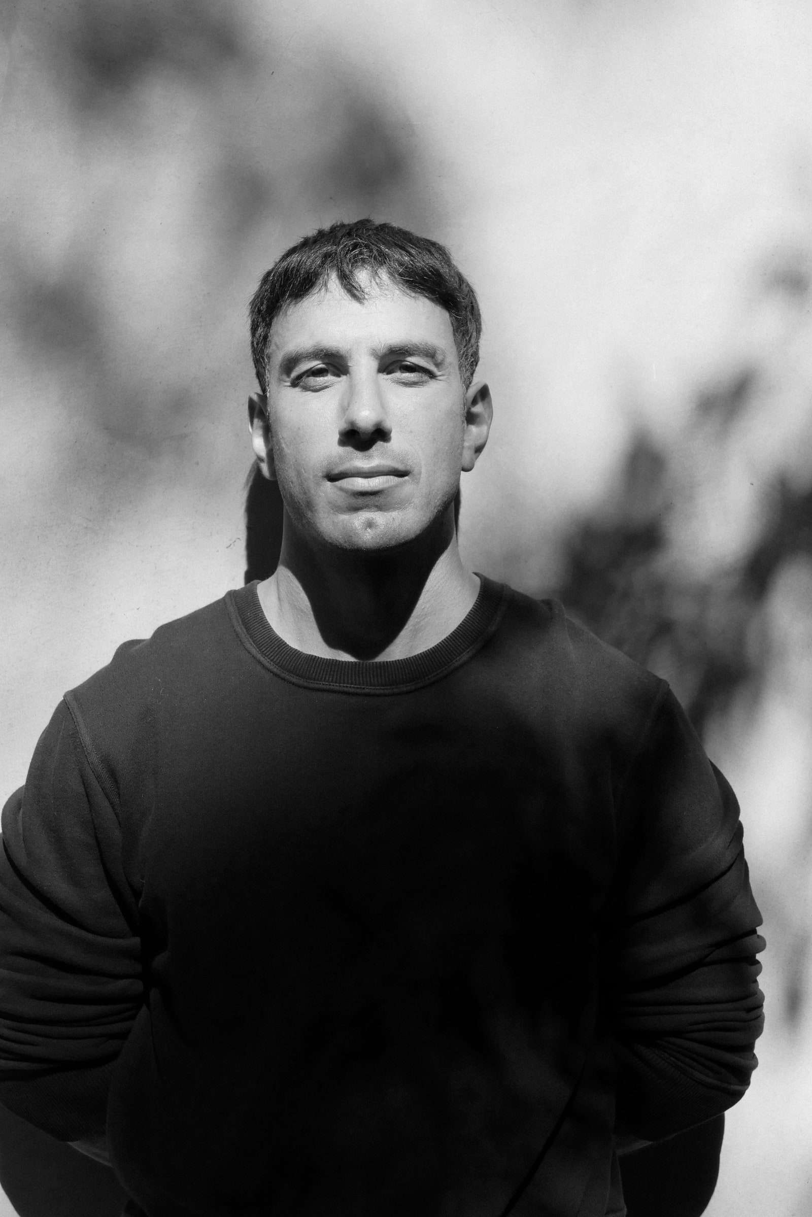 رجل يقف لالتقاط الصور