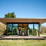 A kinetic cabin by Olson Kundig adapts to local weather variety within the Pacific Northwest