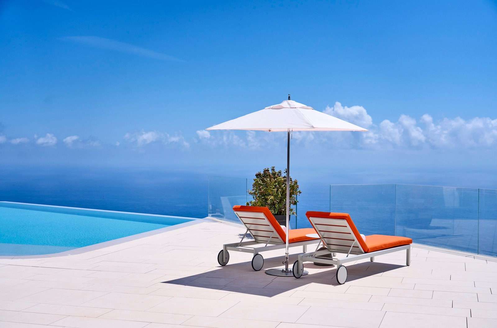 ربما تحتوي الصورة على Water Building Nature في الهواء الطلق Ocean Sea Hotel Resort Shoreline Pool Coast Land and Beach