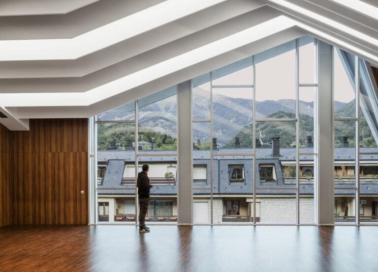 Fashionable Andorra: Structure Between the Pyrenees