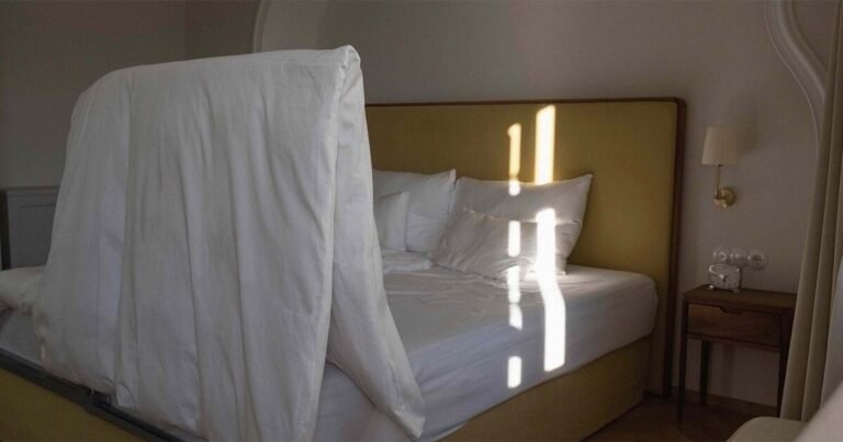 ‘AIRZAG’ is a minimalist mattress accent that helps you air your covers shortly and simply