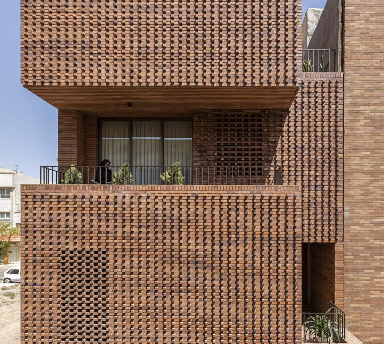 The Alley Home / Marziah Zad + Raha Ashrafi + Mohsen Marizad