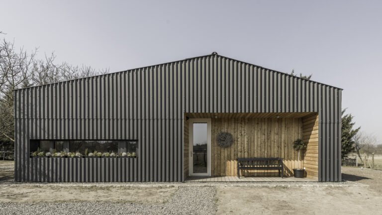 Home in a Walnut Grove  / Konkret studio