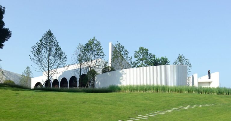 PLAT ASIA’s resort in china types dynamic dialogue between structure and nature