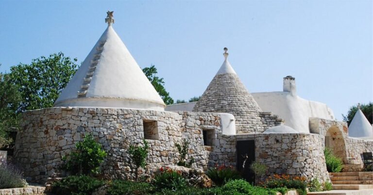 reisarchittetura renovates + expands conventional dry-stone construction in apulia, italy