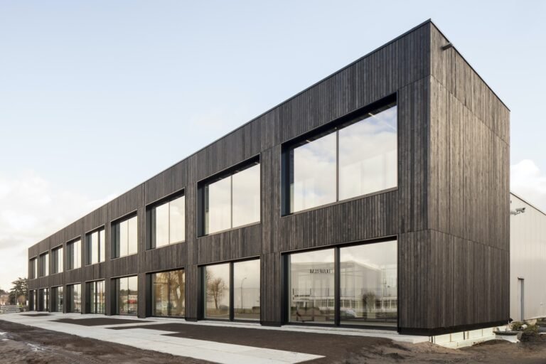 Van Hoecke Workplaces & Manufacturing Corridor  / B-architecten