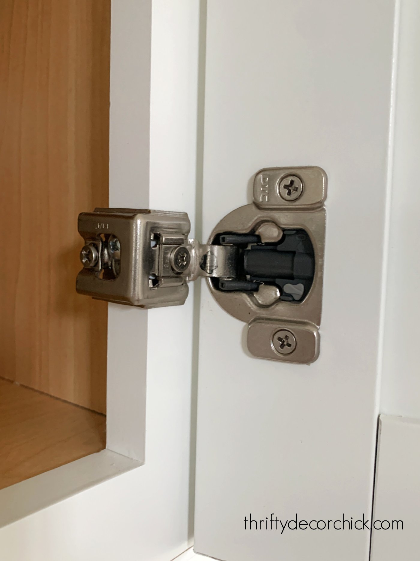 مفصلات إغلاق ناعمة للخزائن