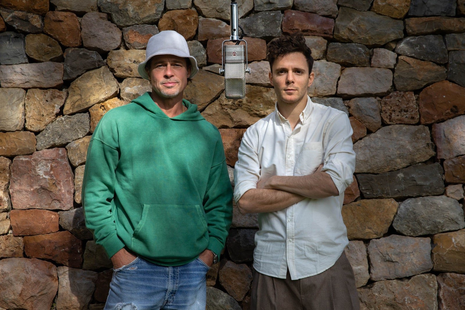 ربما تحتوي الصورة على Clothing Apparel Wall Human Person Brad Pitt and Hat