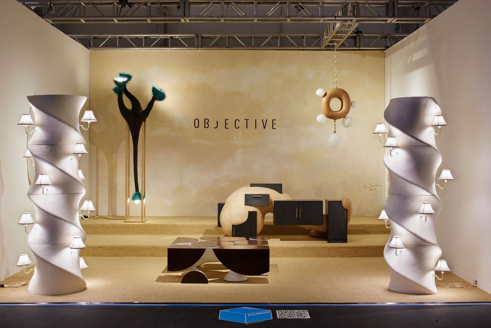 قد تحتوي الصورة على Shop and Window Display