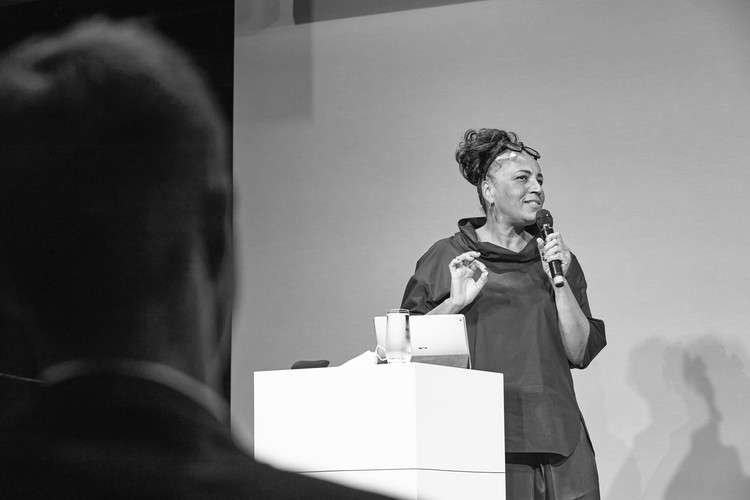 أفضل مقابلات عام 2021 ، ليسلي لوكو. بإذن من أسئلة برلين ، حرره ArchDaily