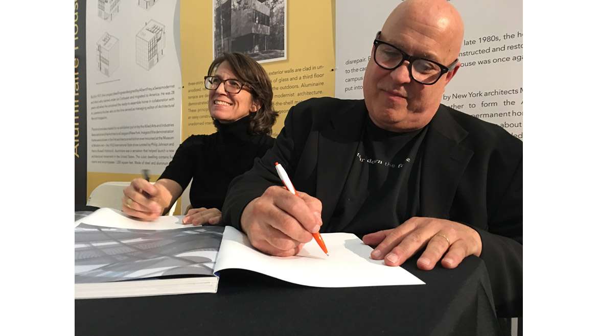 أنجيلا بروكس ولورانس سكاربا تفوزان بالميدالية الذهبية AIA 2021 |  2021-12-09