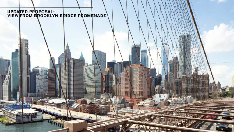 شريحة تظهر 250 شارع مائي ، برج قرفصاء على قاعدة مقابل أفق مانهاتن