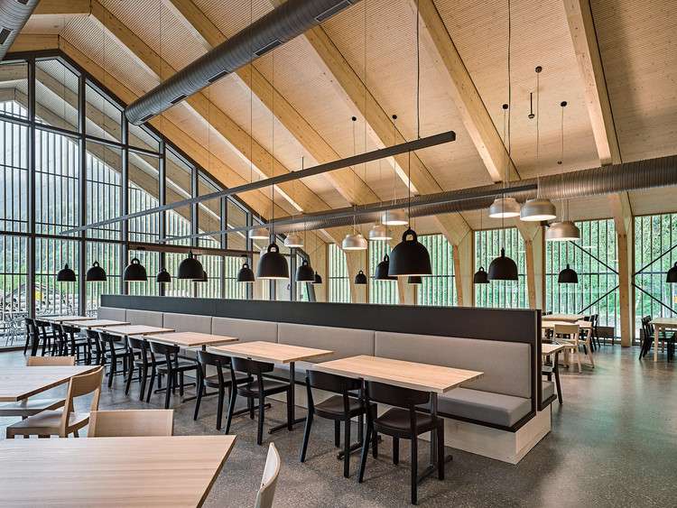 الداخلية السويسرية مع أفضل المقاعد خارج المنزل ، Gotthard Raststätte هي محطة خدمة على جانب الطريق تركز على محيطها الطبيعي في سويسرا. صورة © روجر فري