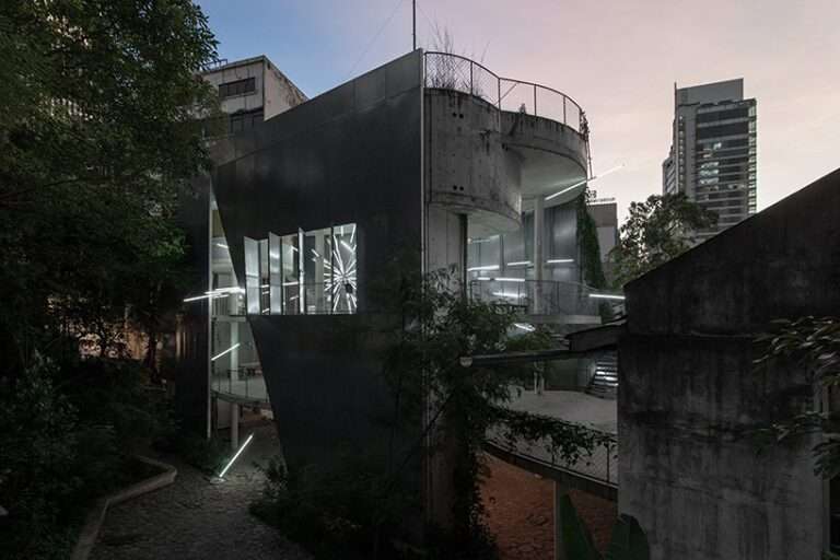 انفجار نجمي باهت مكون من 111 قطعة مضيئة يضيء مبنى مهملاً في ماليزيا 