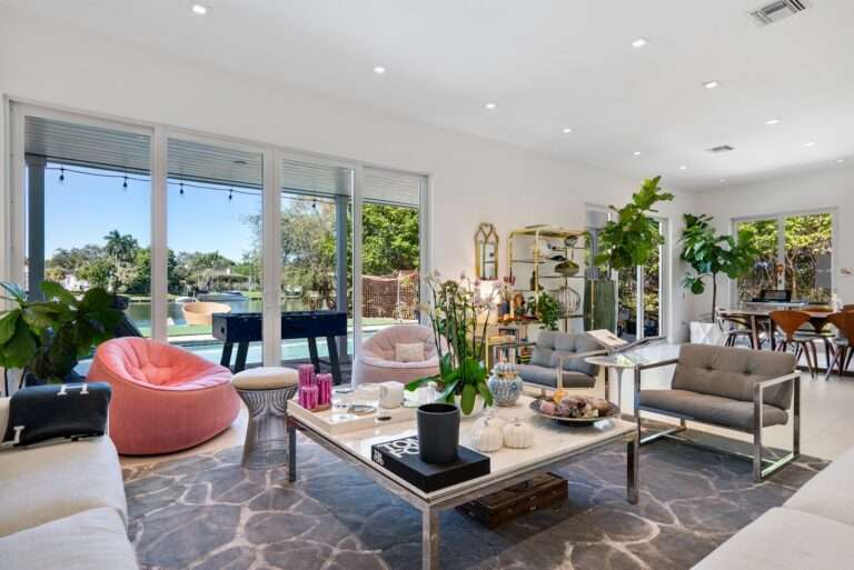 ربما تحتوي الصورة على طاولة أثاث غرفة معيشة غرفة في الداخل طاولة قهوة تصميم داخلي Couch Lobby and Flooring