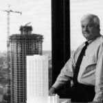 صورة بالأبيض والأسود لجيمس نجل مقابل أفق شيكاغو