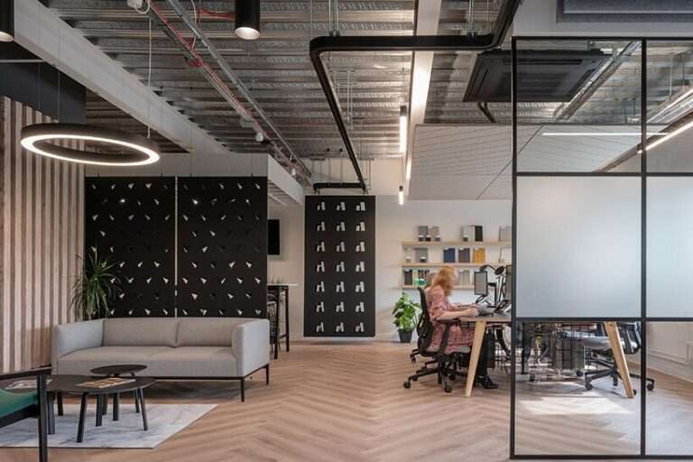 تشتمل منتجات autex الصوتية على ما يصل إلى 80٪ من رقائق الزجاجات المعاد تدويرها