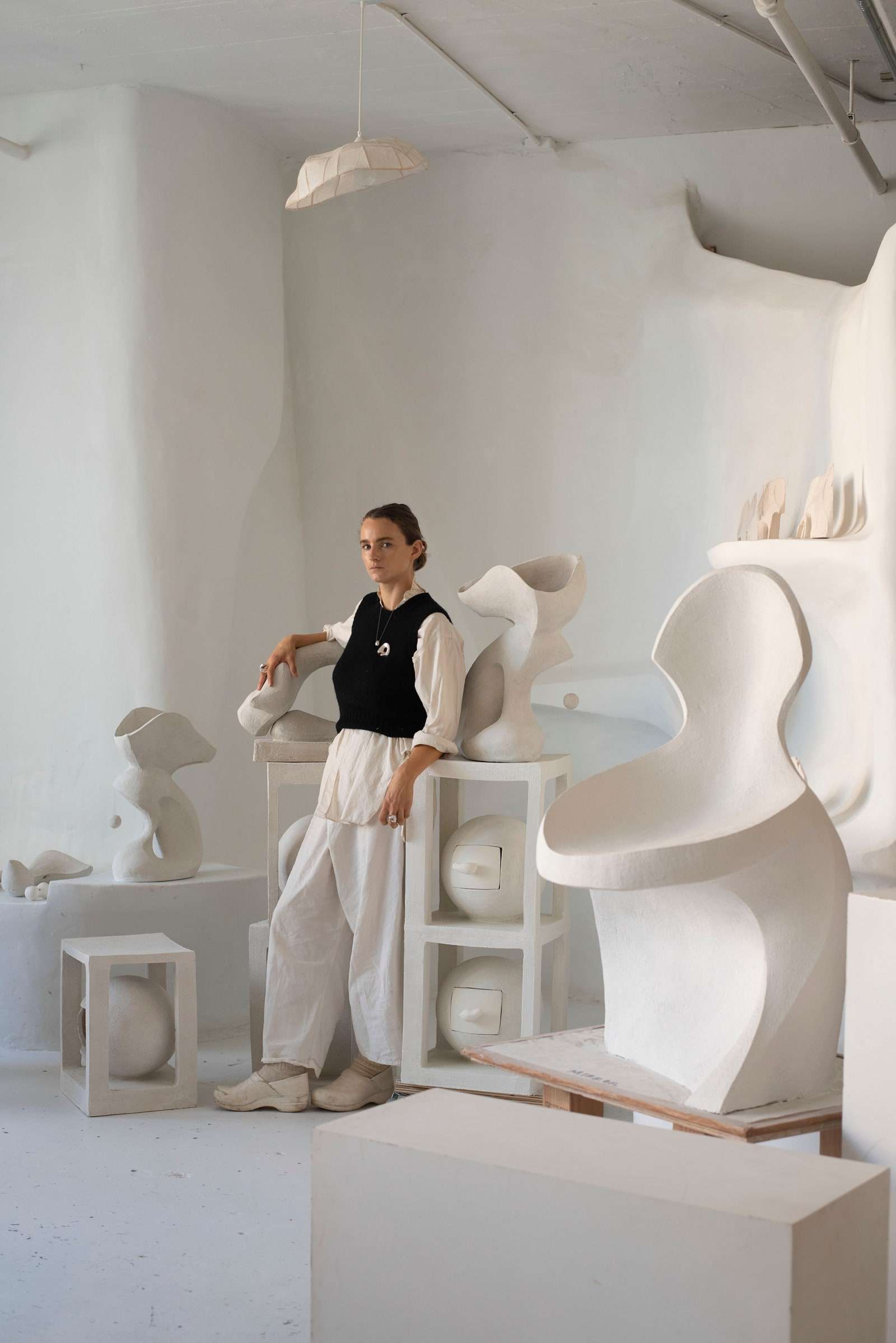 ربما تحتوي الصورة على إنسان ، ملابس ، ملابس ، أثاث ، خشب ، سروال ، خشب رقائقي ، كرسي ، عارضة أزياء ، ديكور منزلي