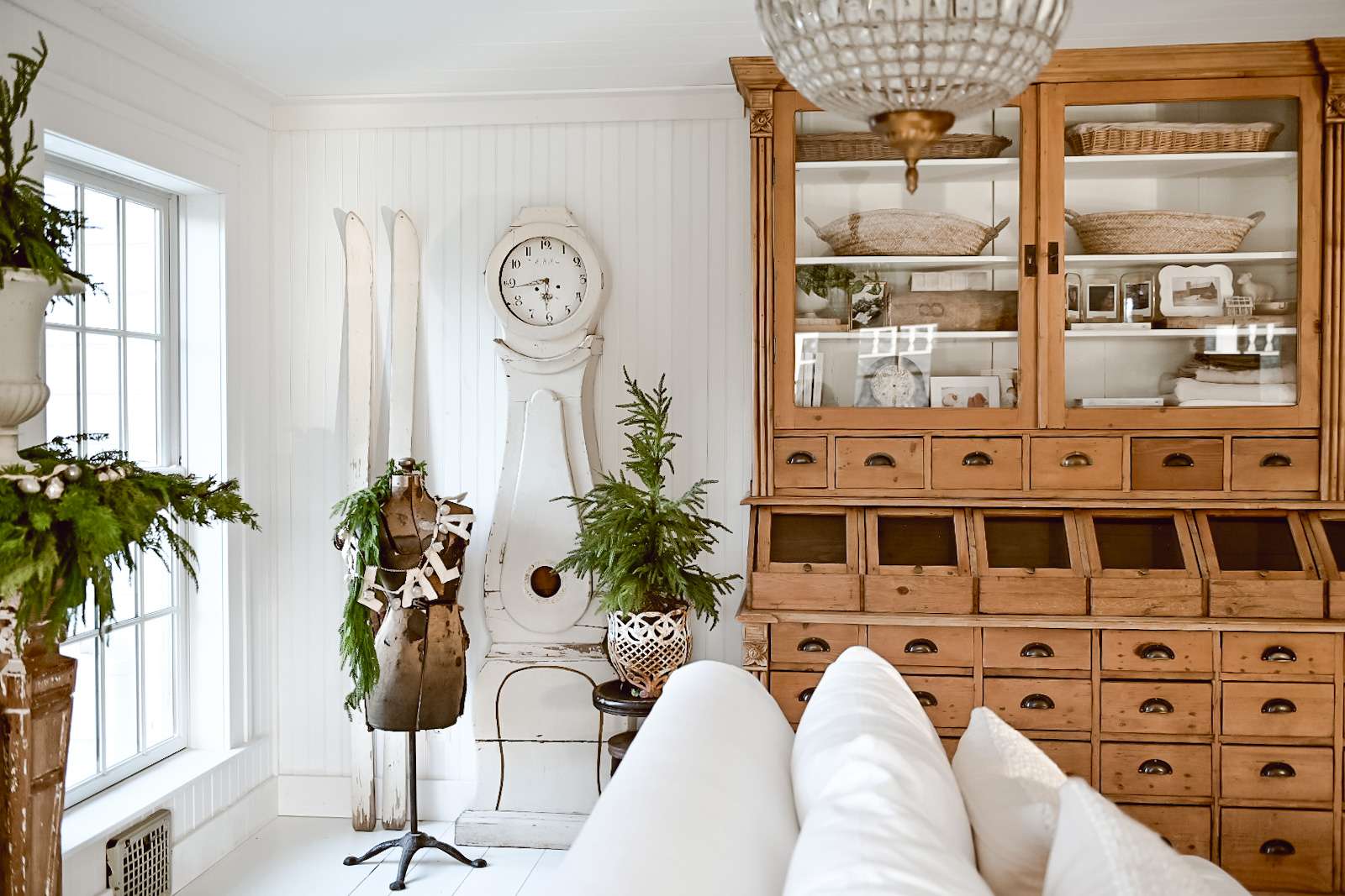 كل ساعة مورا بيضاء في ديكور الشتاء