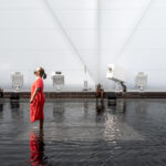 شخص يقف في بركة من الماء ينظر إلى الإسقاط الرقمي