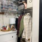 ركن خزانة فوضوي من قبل