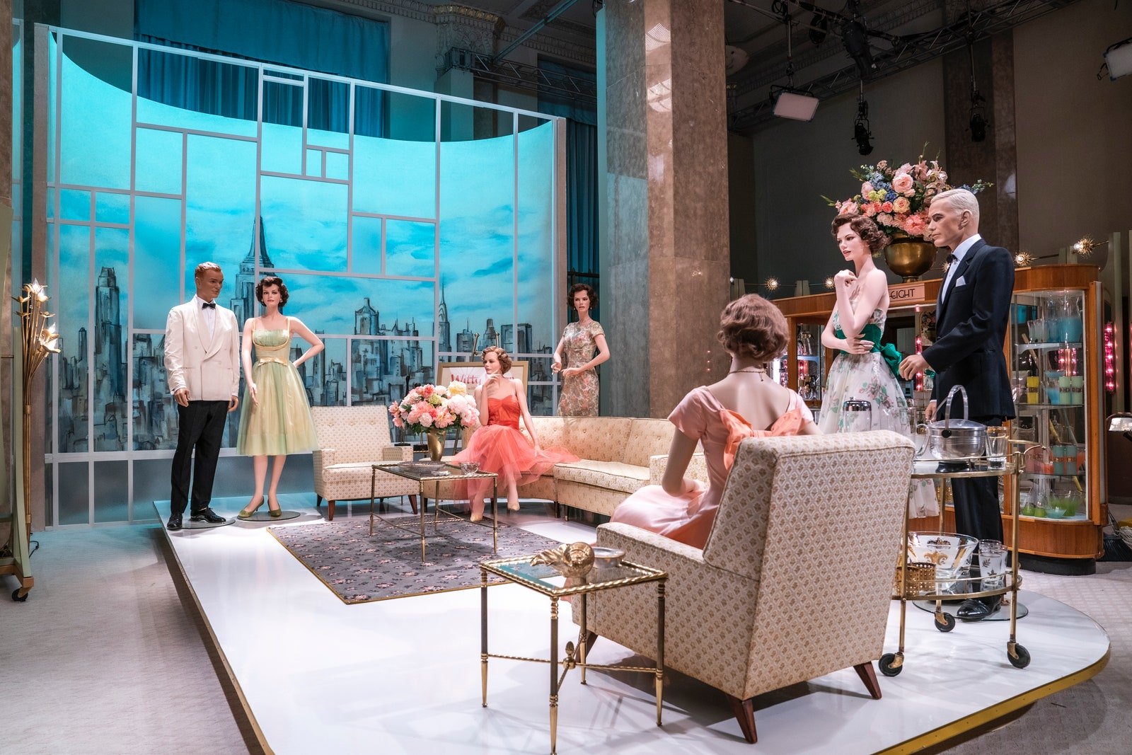 ربما تحتوي الصورة على ملابس شخص بشري ، ملابس ، مقاعد ، أثاث ، كرسي ، نبات ، غرفة معيشة ، في الداخل ، غرفة وأريكة