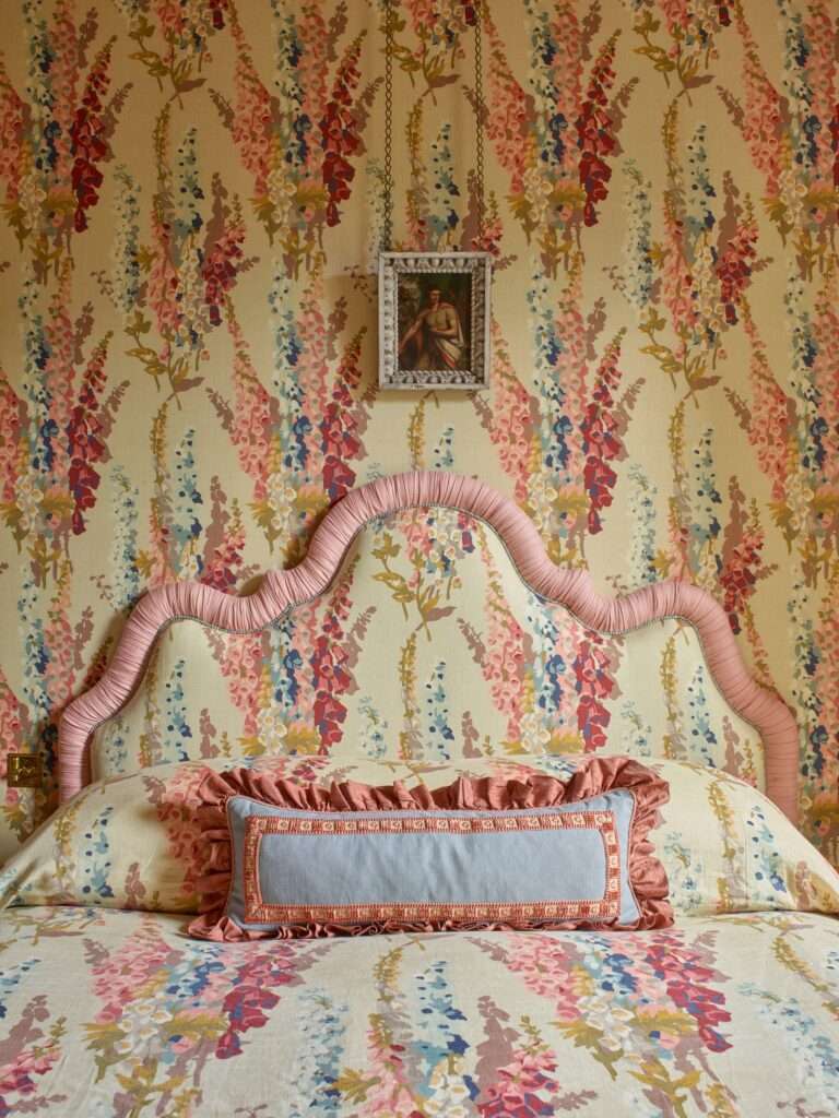 صورة صغيرة من القرن التاسع عشر لجندي روماني معلقة في غرفة النوم الرئيسية.