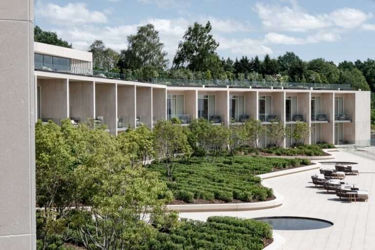 المنطقة الخارجية والواسعة في الهواء الطلق في Royal Champagne Hotel Spa.