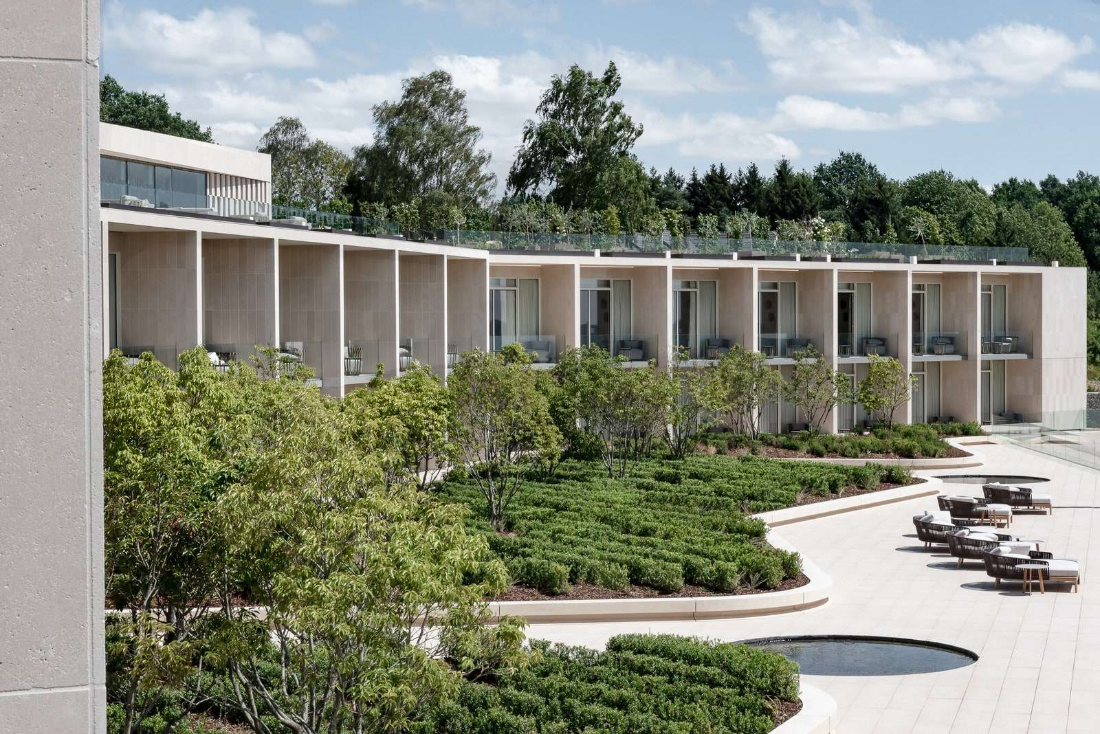 المنطقة الخارجية والواسعة في الهواء الطلق في Royal Champagne Hotel Spa.