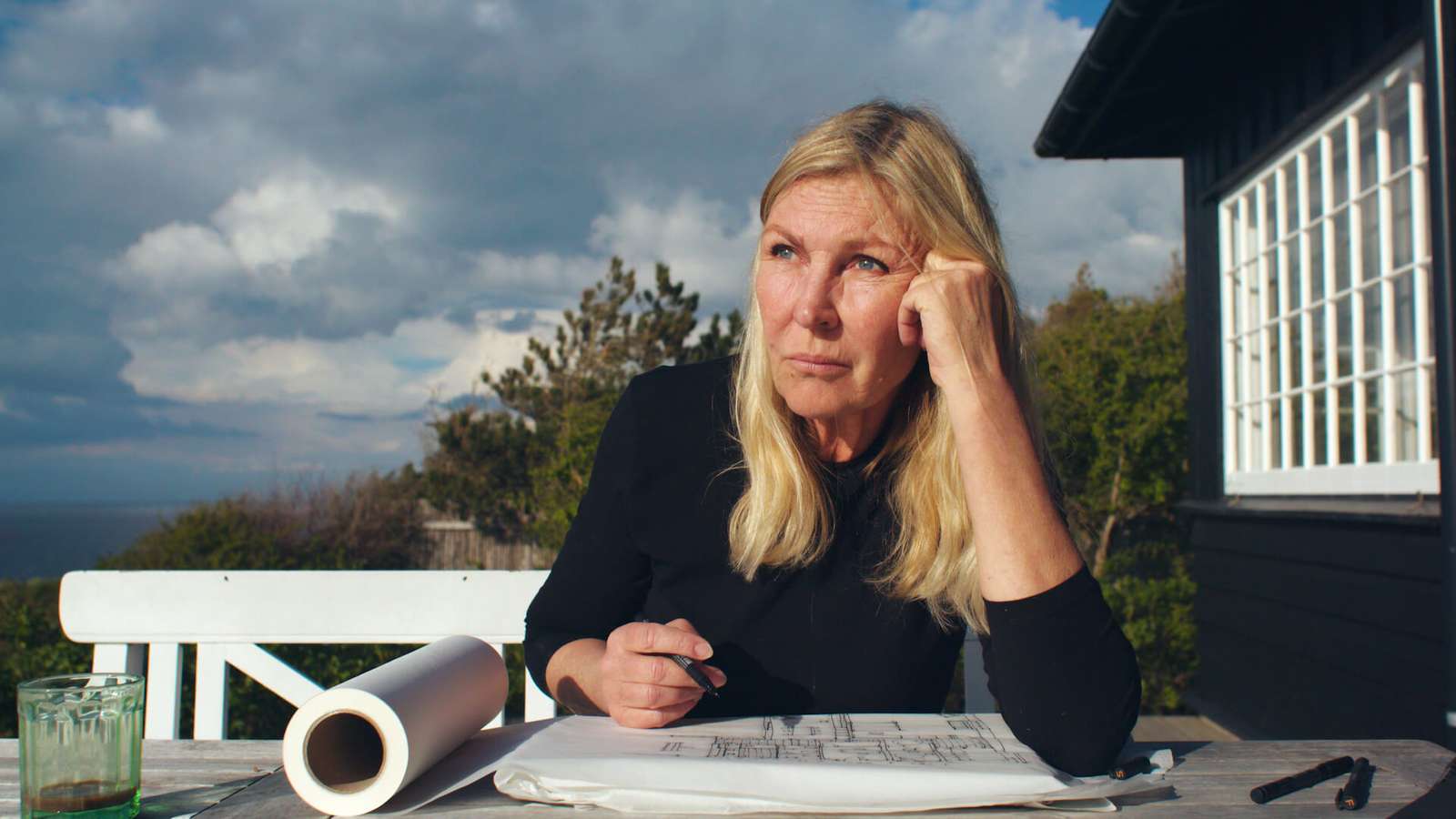 امرأة على مكتبها