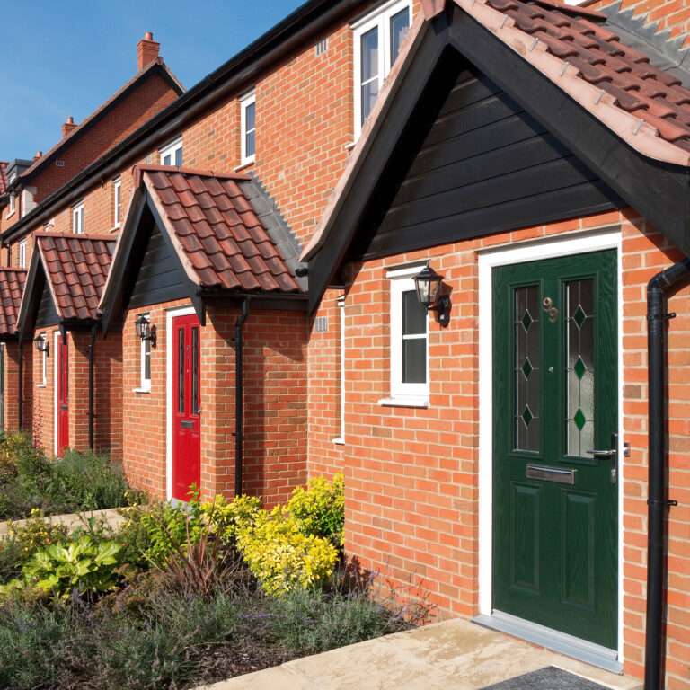 مدرجات من الطوب الأحمر لبناء منازل جديدة