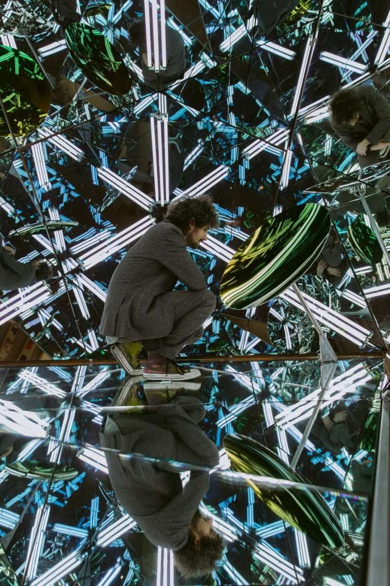 موريتي ينظر إلى مرآة أنيش كابورز داخل كوب.