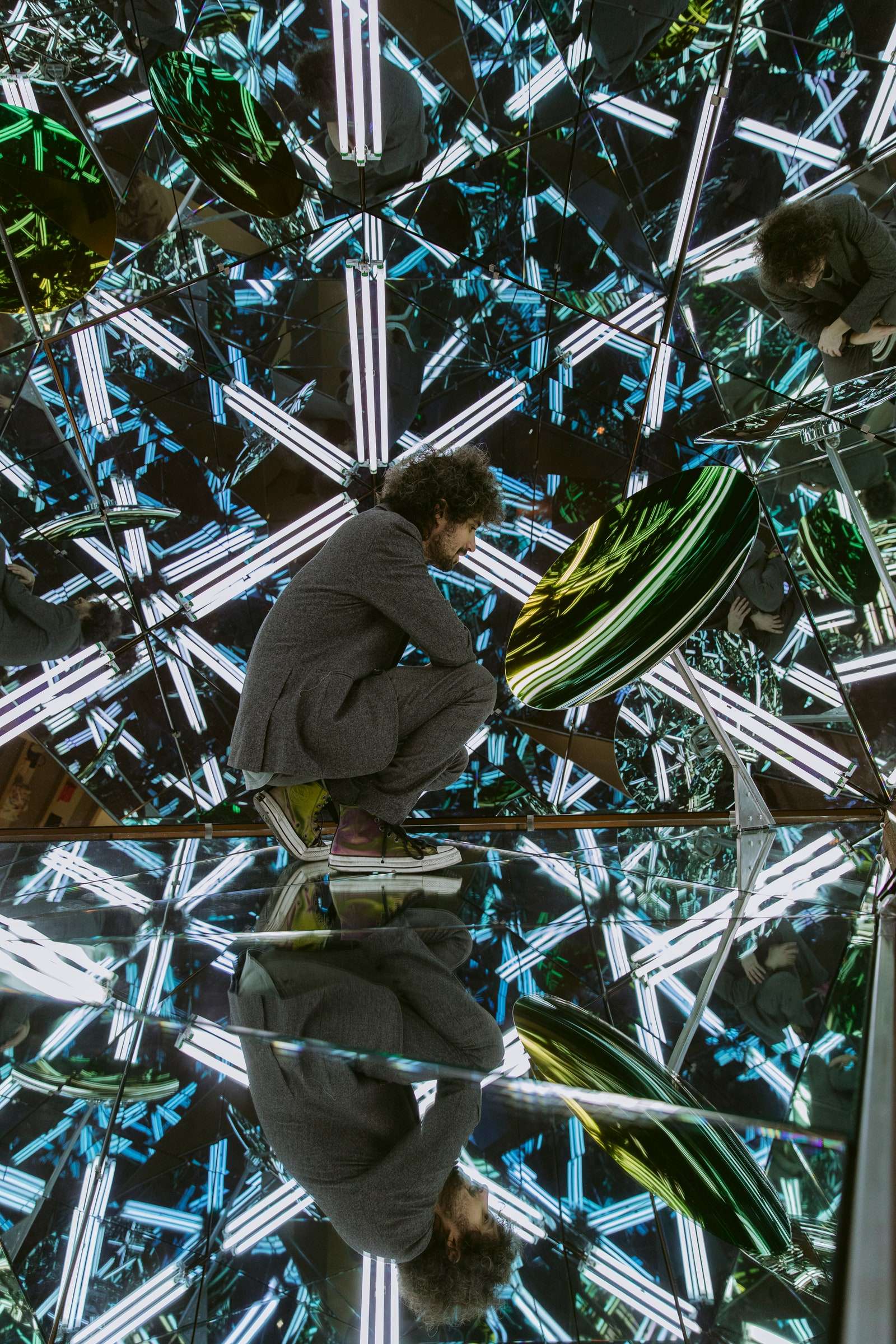 موريتي ينظر إلى مرآة أنيش كابورز داخل كوب.