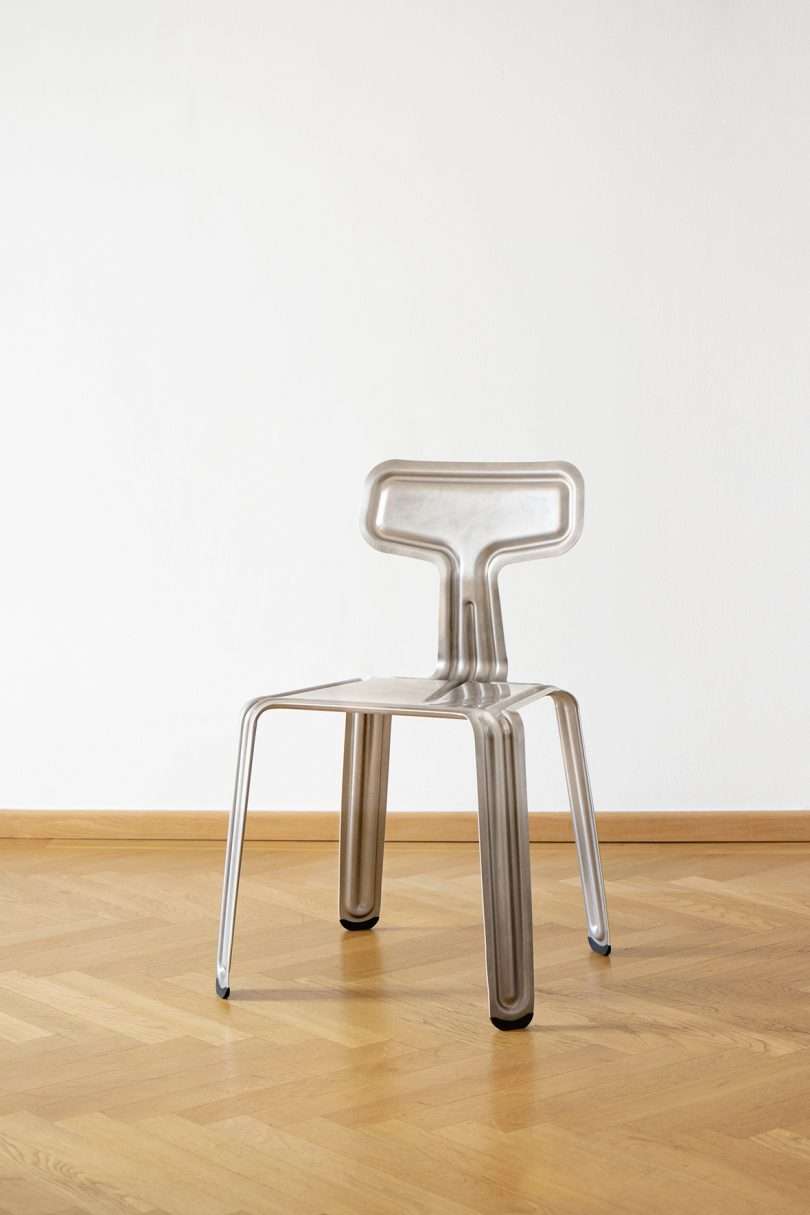 كرسي الألمنيوم