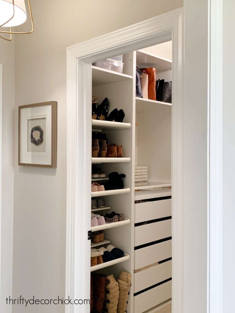  كشف النقاب عن خزانة ملابسك بنفسك!  {بوحدات IKEA Pax} |  فرخ ديكور مقتصد
