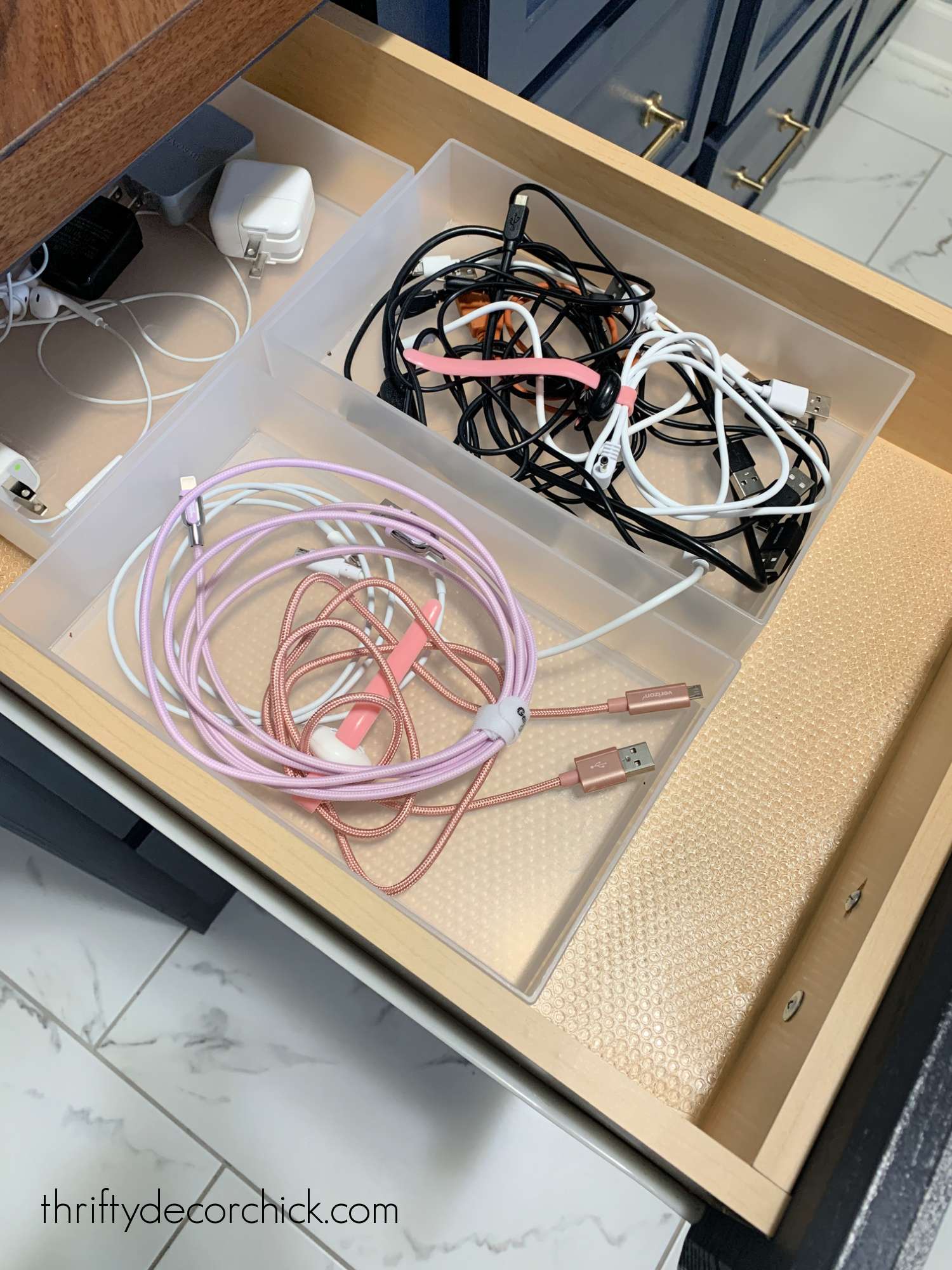 كيفية منع الأشياء من الانزلاق داخل الأدراج