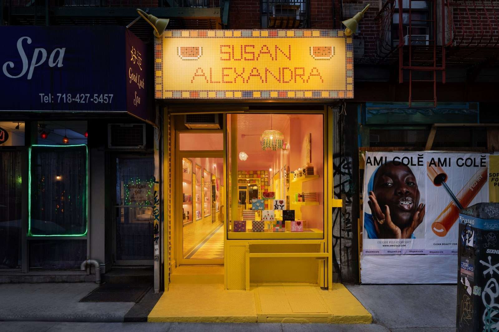 ربما تحتوي الصورة على Human Person Shop and Lighting