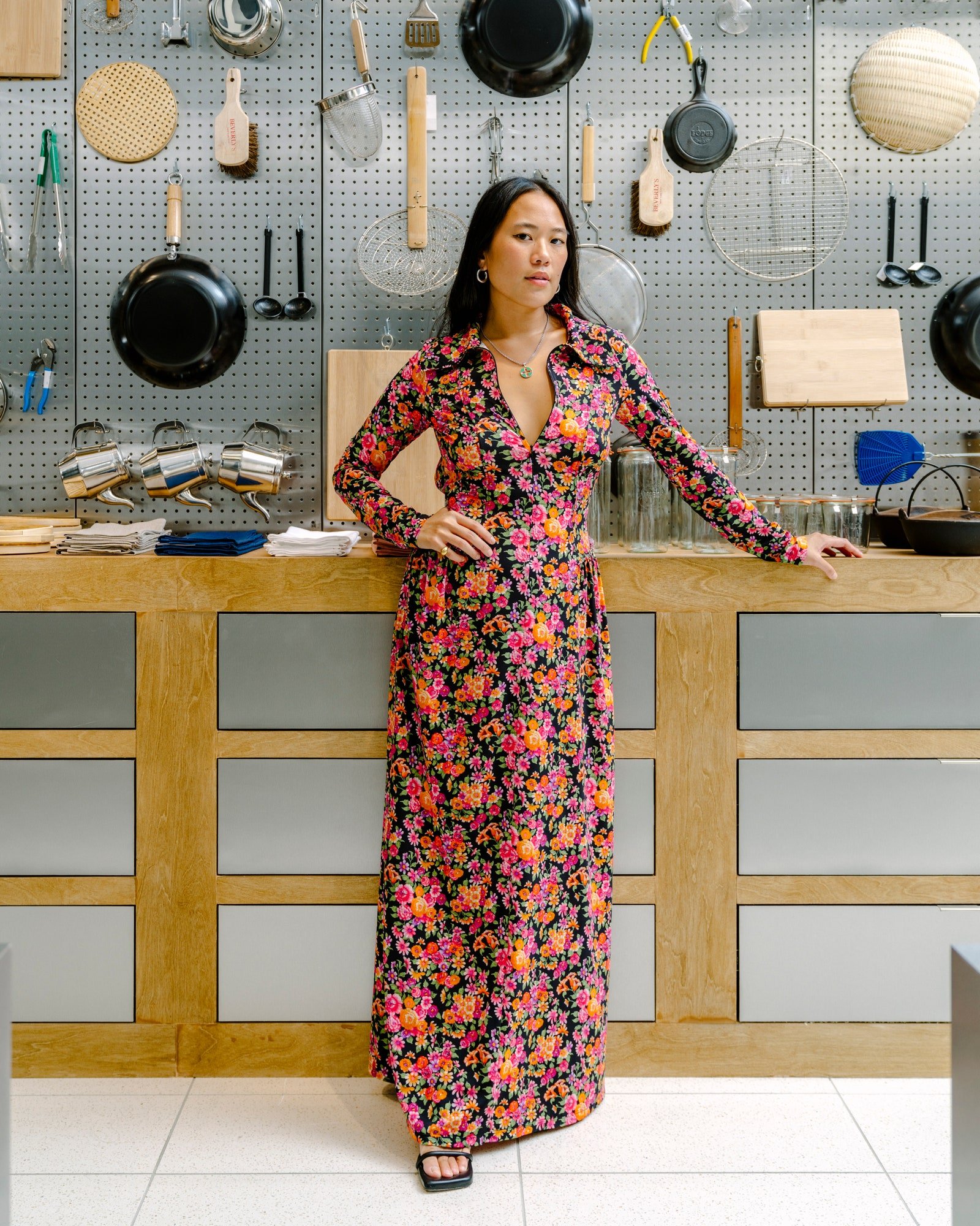 بيفرلي نجوين واقفة في متجرها داخل متجر نوردستروم الرائد في مدينة نيويورك.